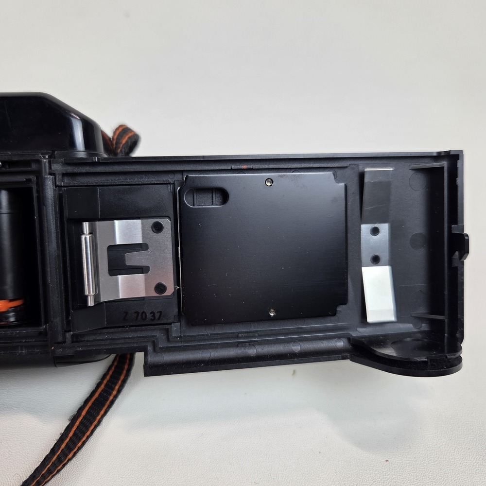 Canon Sure Shot Vintage 35mm Film Camera 38mm f/2.8 - Powers On - Picture 11 of 15